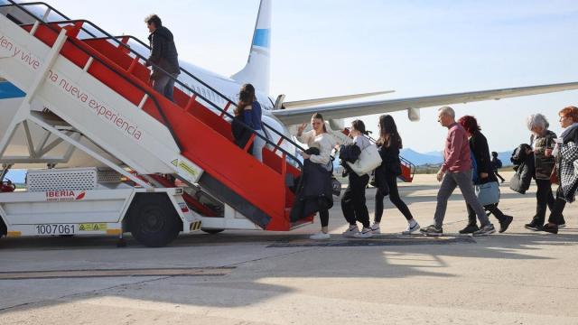 Pasajeros toman un vuelo desde el aeropuerto de Noáin. Oskar Montero Pasajeros toman un vuelo desde el aeropuerto de Noáin. Oskar Montero