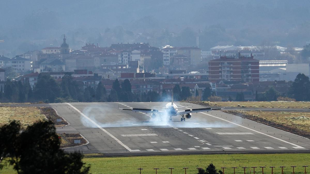 Un avión aterriza en el aeropuerto de Bilbao con alerta amarilla por viento. Pankra Nieto