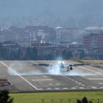 Un avión aterriza en el aeropuerto de Bilbao con alerta amarilla por viento. Pankra Nieto