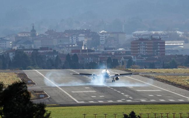 Un avión aterriza en el aeropuerto de Bilbao con alerta amarilla por viento. Pankra Nieto