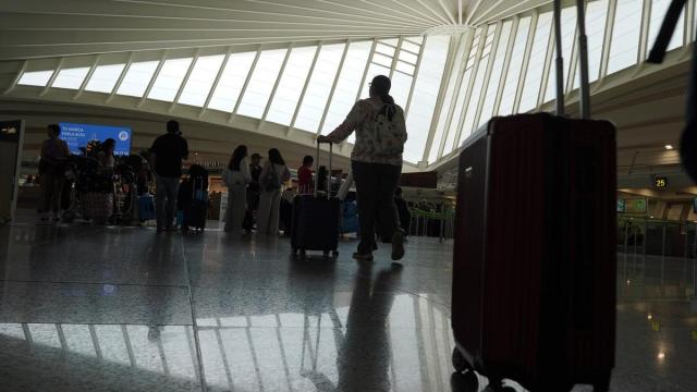 Imagen del aeropuerto de Bilbao en una de las operaciones salida del verano / Deia - Borja Guerrero