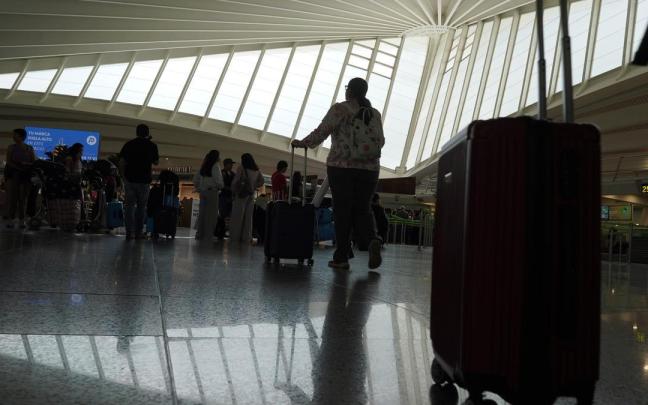 Imagen del aeropuerto de Bilbao en una de las operaciones salida del verano / Deia - Borja Guerrero