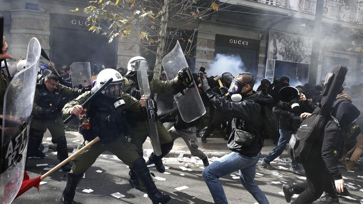 Protestas en Grecia por el aniversario del siniestro del tren de Tempe