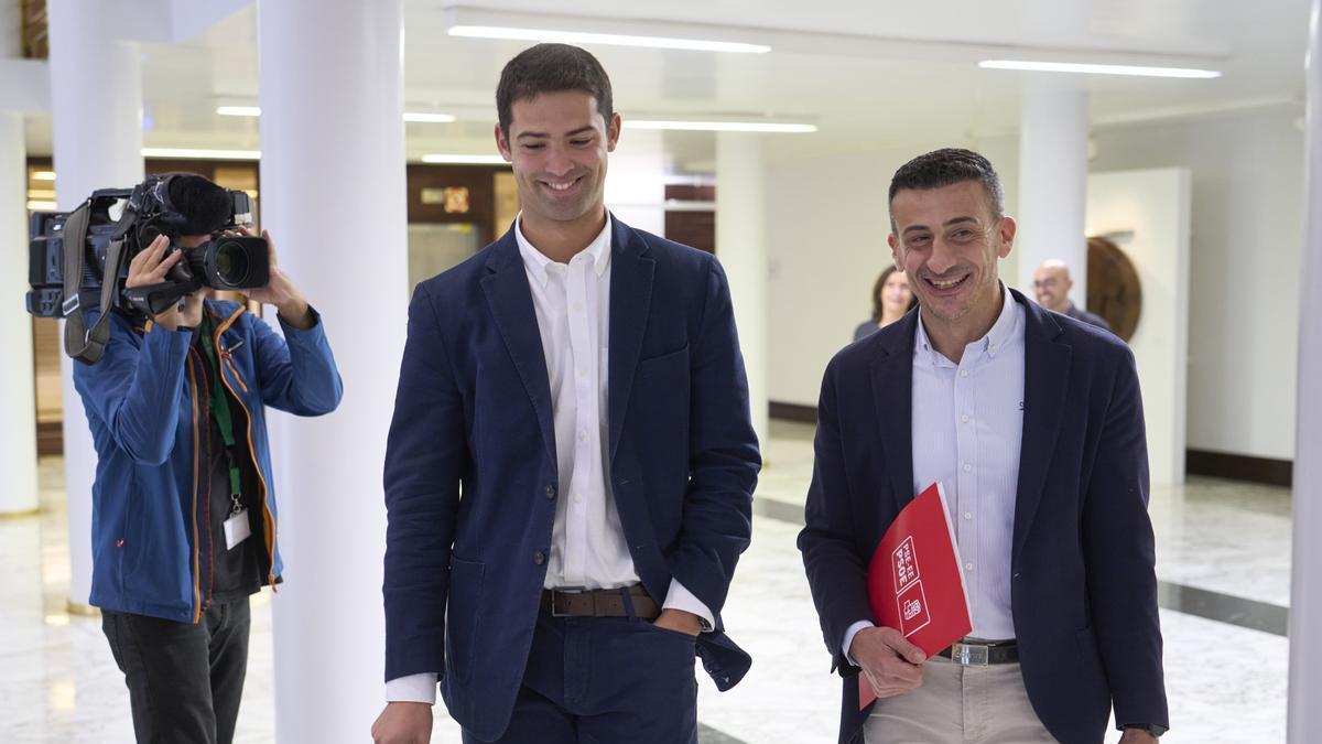 El portavoz del PNV en el Parlamento Vasco, Joseba Díez Antxustegi, y el portavoz del PSE, Ekain Rico, este jueves en la Cámara