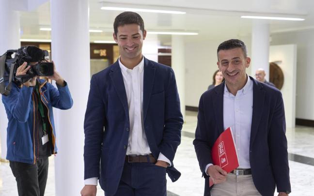 El portavoz del PNV en el Parlamento Vasco, Joseba Díez Antxustegi, y el portavoz del PSE, Ekain Rico, este jueves en la Cámara