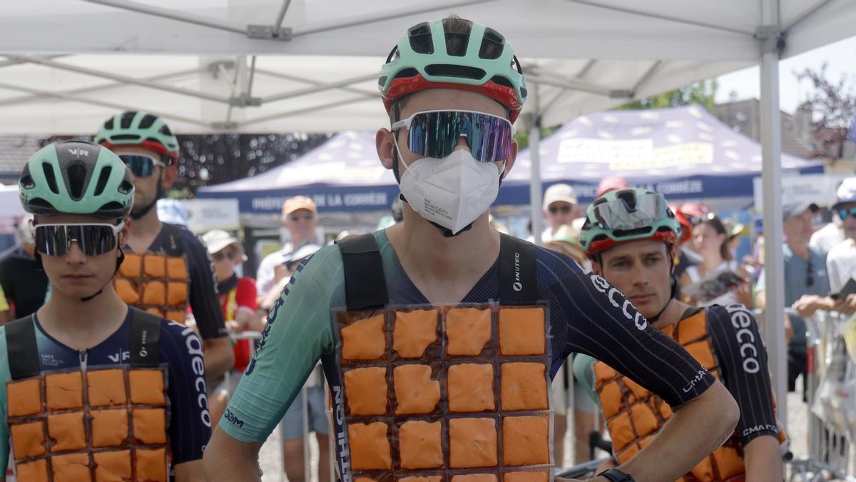 Paul Seixas, con una chaleco de hielo para mitigar el calor.