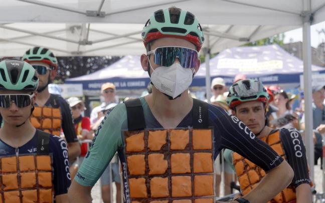 Paul Seixas, con una chaleco de hielo para mitigar el calor.