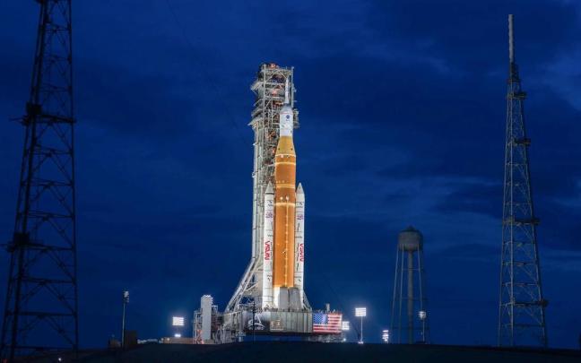 Imagen de un cohete de la NASA en la base de Cabo Cañaveral