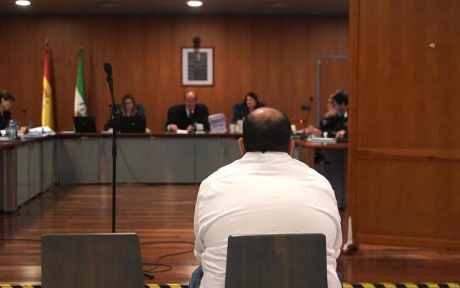 El cura acusado presuntamente de abusar de varias mujeres en el banquillo de los acusados, durante la celebración de su juicio.