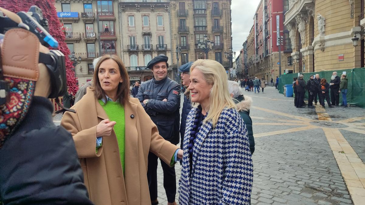 La vicesecretaria de Organización del PP, Carmen Fúnez, y la secretaria general del PP vasco, Esther Martínez, hacen declaraciones antes de la visita al mercado de Santo Tomás de Bilbao