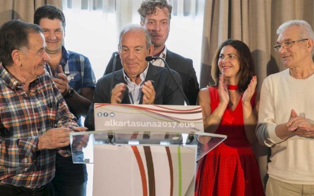 Ibarrondo, Garaikoetxea y Amezketa, en primera fila. Los tres presidieron EA y han firmado la carta. En segunda línea: Mikel Goenaga, Maiorga Ramirez e Iratxe López de Aberasturi, en 2017 Ibarrondo, Garaikoetxea y Amezketa, en primera fila. Los tres presidieron EA y han firmado la carta. En segunda línea: Mikel Goenaga, Maiorga Ramirez e Iratxe López de Aberasturi, en 2017