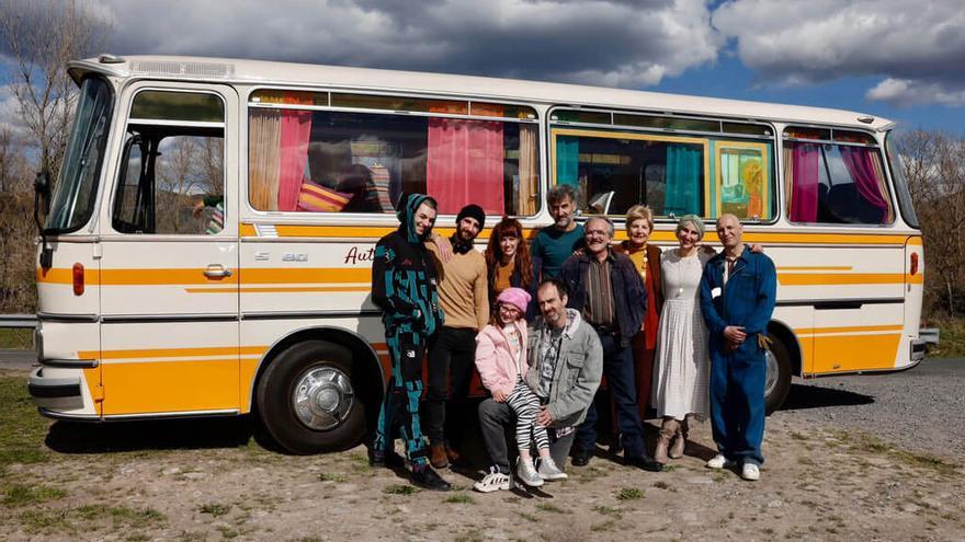 Imagen del elenco de la película El bus de la vida cuyo rodaje ha comenzado en Orduña