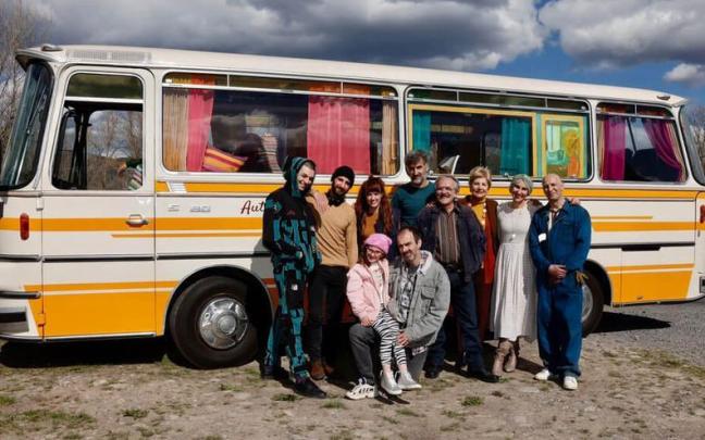 Imagen del elenco de la película El bus de la vida cuyo rodaje ha comenzado en Orduña