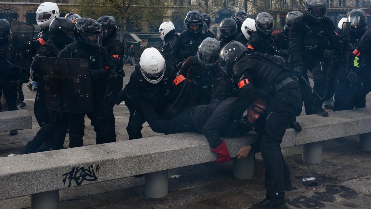 Protesta este viernes en París contra la reforma de las pensiones.