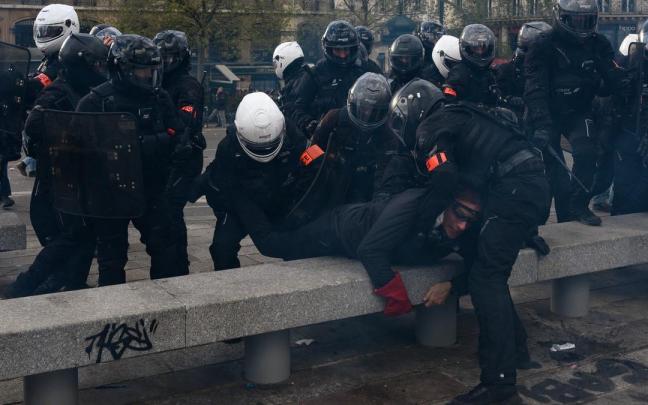 Protesta este viernes en París contra la reforma de las pensiones.