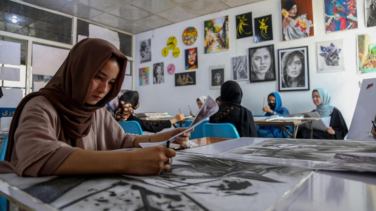 Mujeres y niñas afganas participan en un concurso de dibujo en Kabul.