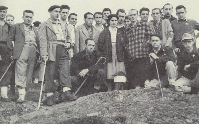 Junta directiva y socios fundadores en la colocación del buzón en Artanda