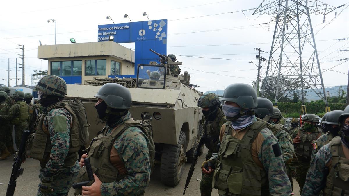 Fuerzas policiales en una de las cárceles de Ecuador.
