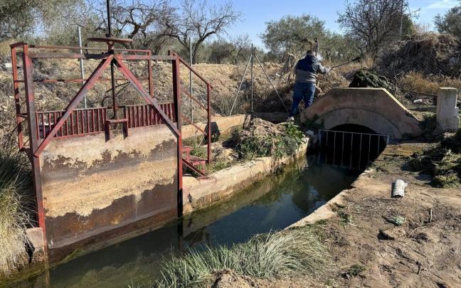 Acequia en el que se ha localizado el cadáver de la mujer. / EFE Acequia en el que se ha localizado el cadáver de la mujer.