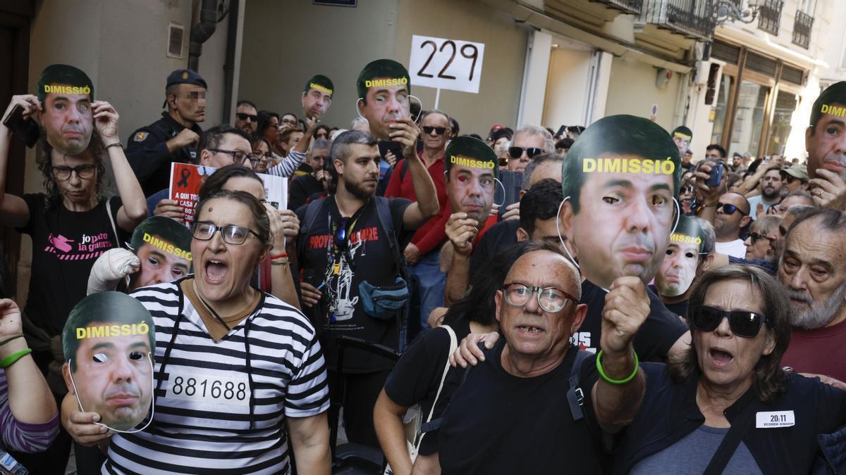 Una marcha hasta El Ventorro denuncia la "negligencia" de Mazón, su equipo y el PP