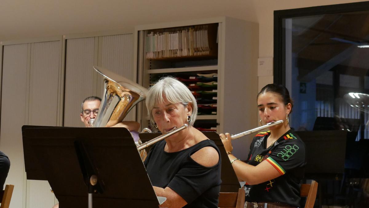 Primeros ensayos en la nueva Musika Eskola de Zumaia.