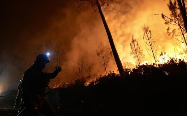 Vista del fuego en el Miradoiro do Alto da Picota, en agosto de 2025, en Os Peares, Ourense