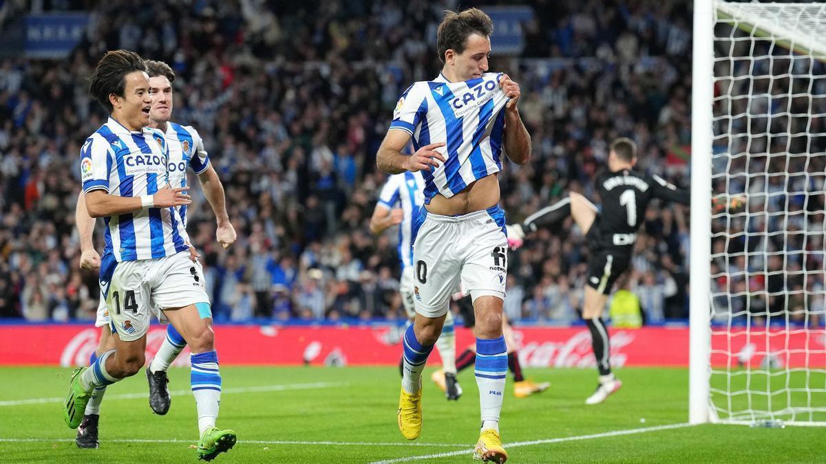 Mikel Oyarzabal celebra su gol ante el Athletic en el partido de Anoeta.