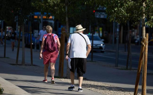 Señores mayores caminan por una calle