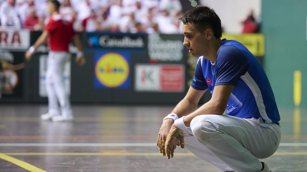 Jon Ander Peña gana la txapela del Cuatro y Medio de San Fermín contra Javier Zabala en el Navarra Arena de Iruñea.
