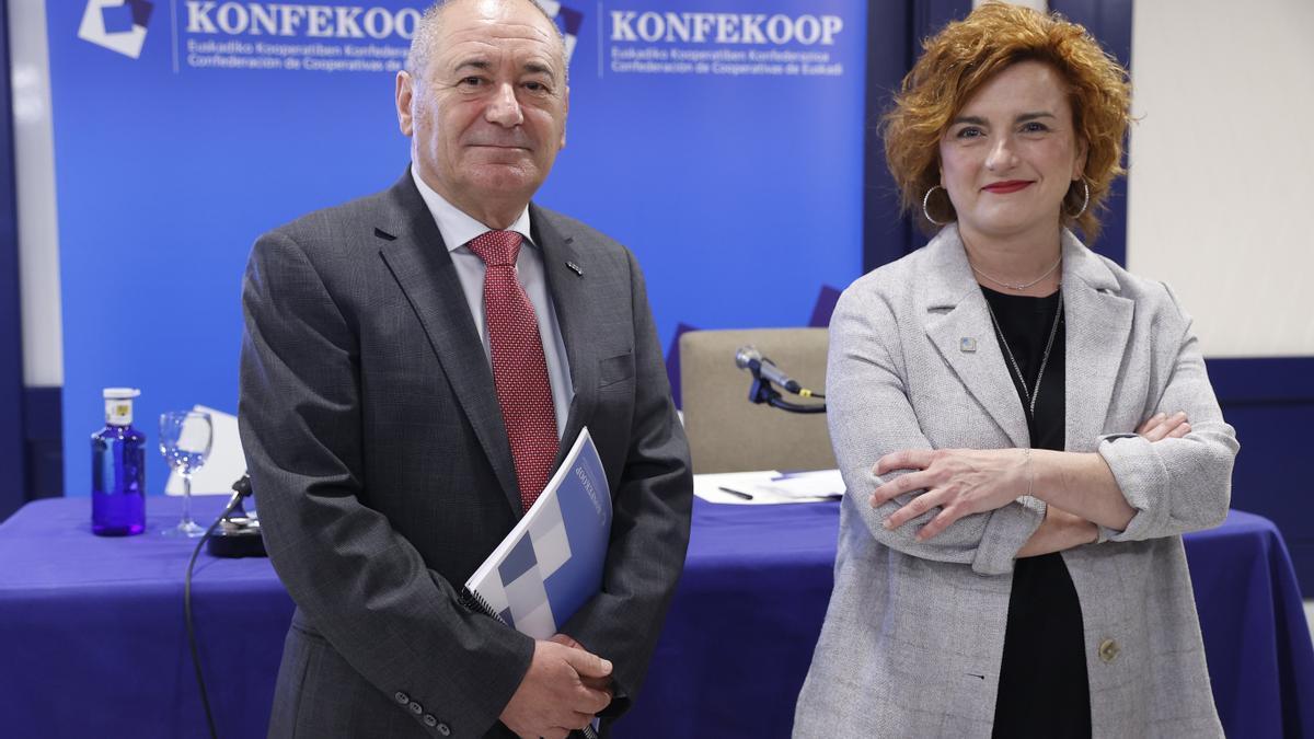 La presidenta de Konfekoop, Rosa Lavín, y el director, Iñaki Nubla.