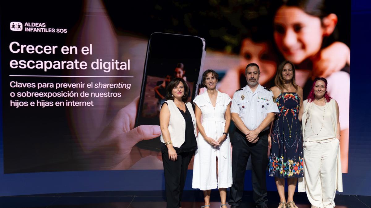 Foto de grupo en la presentación del informe 'Crecer en el escaparate digital'