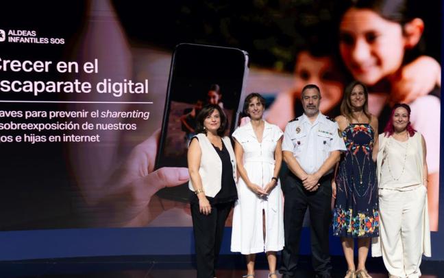 Foto de grupo en la presentación del informe 'Crecer en el escaparate digital'