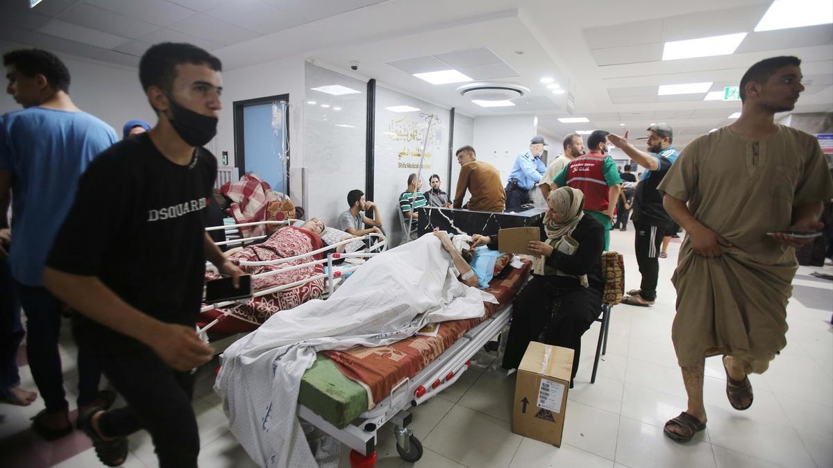 Palestinos en el interior del Hospital Al Shifa.