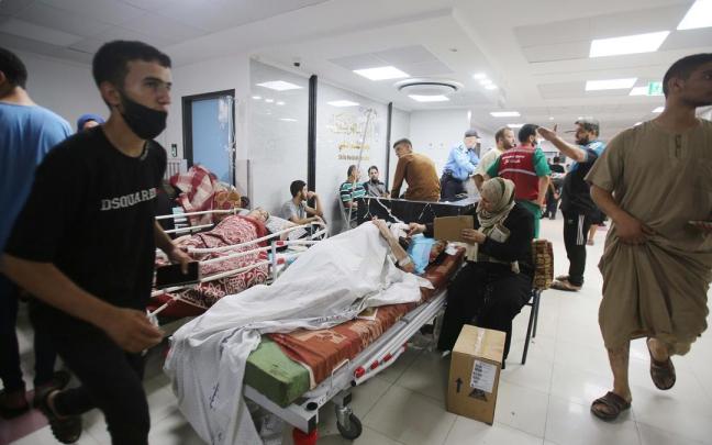 Palestinos en el interior del Hospital Al Shifa.
