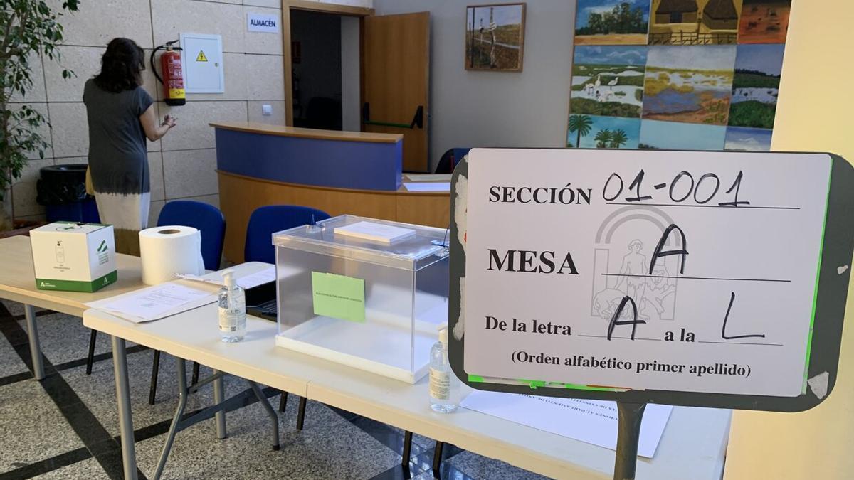 Mesa electoral preparada para recibir a los votantes, en una imagen de archivo.