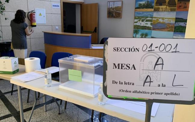 Mesa electoral preparada para recibir a los votantes, en una imagen de archivo.