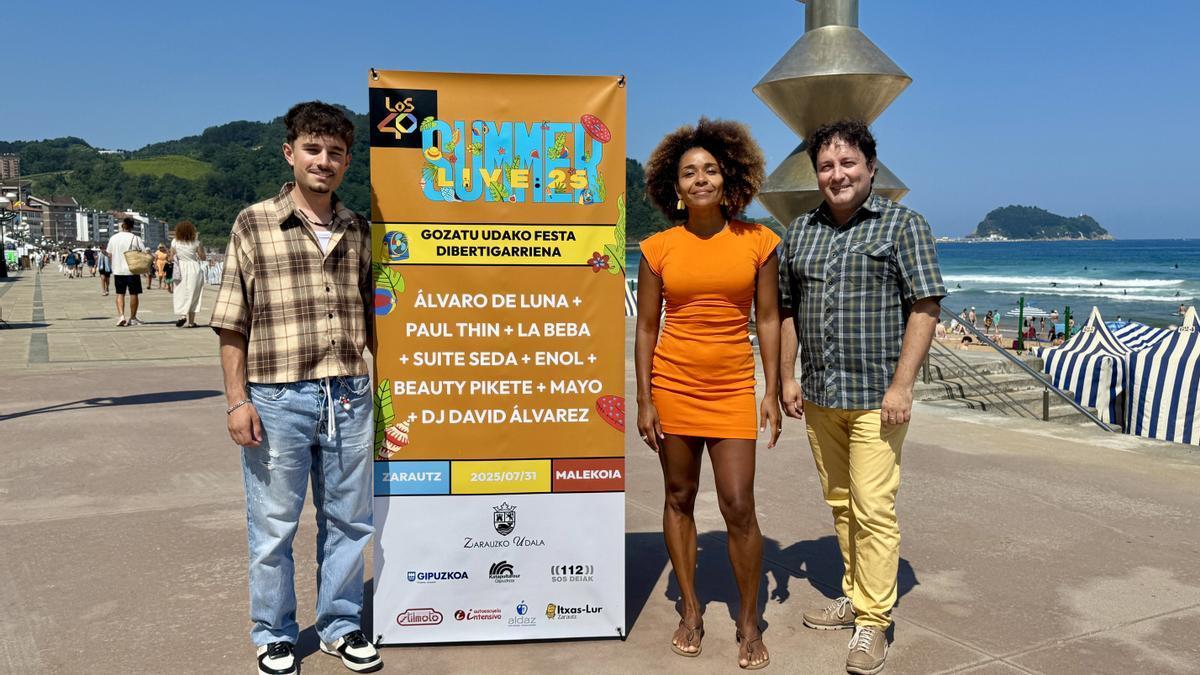 Aitor Garcia, locutor de Los 40, Amaia Jackson, presentadora del festival, y Xabier Txurruka, alcalde de Zarautz.