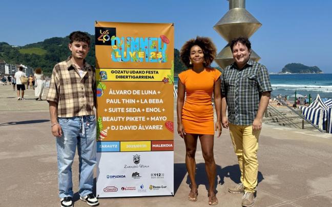 Aitor Garcia, locutor de Los 40, Amaia Jackson, presentadora del festival, y Xabier Txurruka, alcalde de Zarautz.