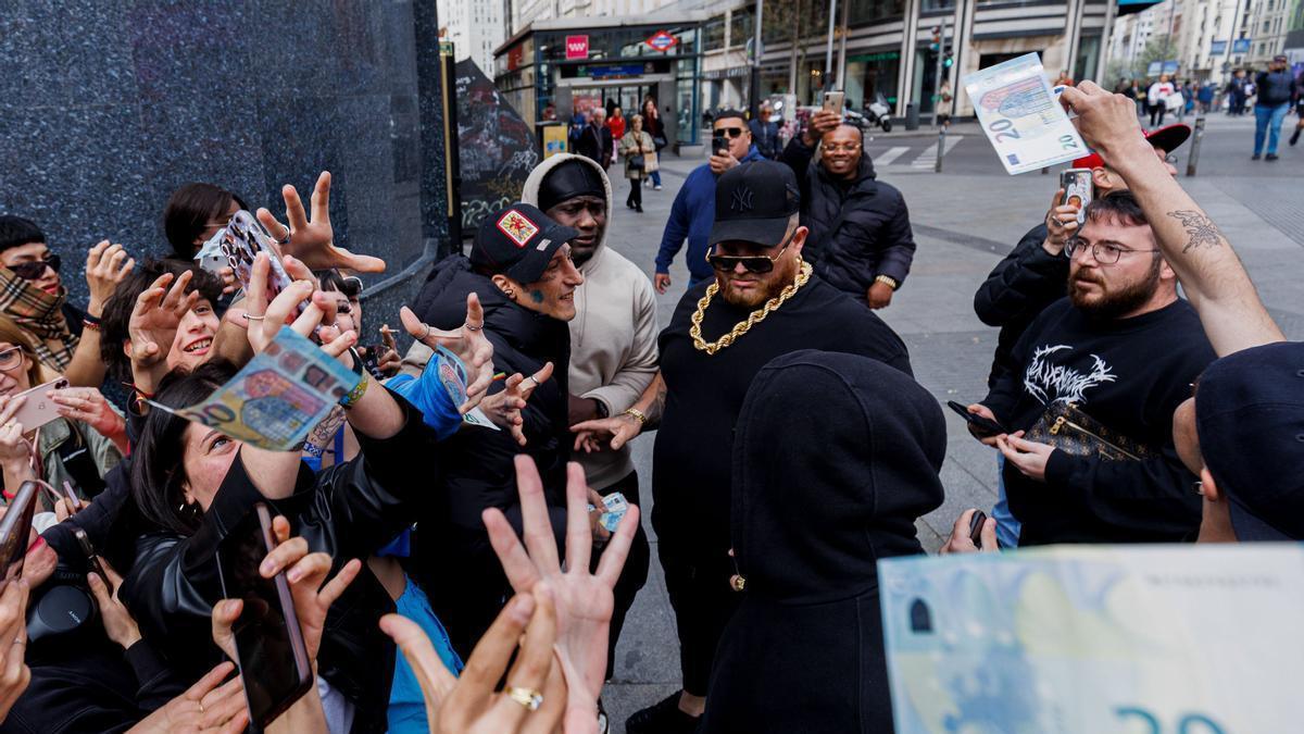 Yung Beef, rodeado de guardaespaldas.