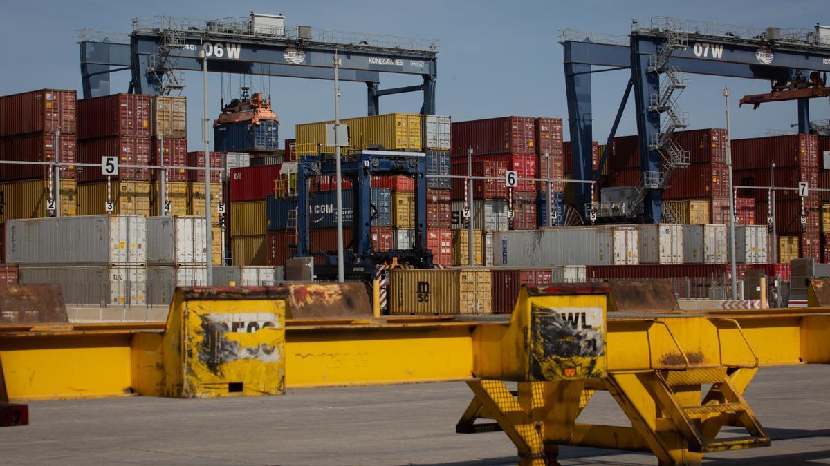 Contenedores de mercancías en un muelle de descarga