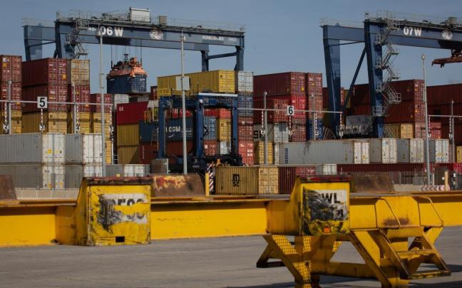 Contenedores de mercancías en un muelle de descarga