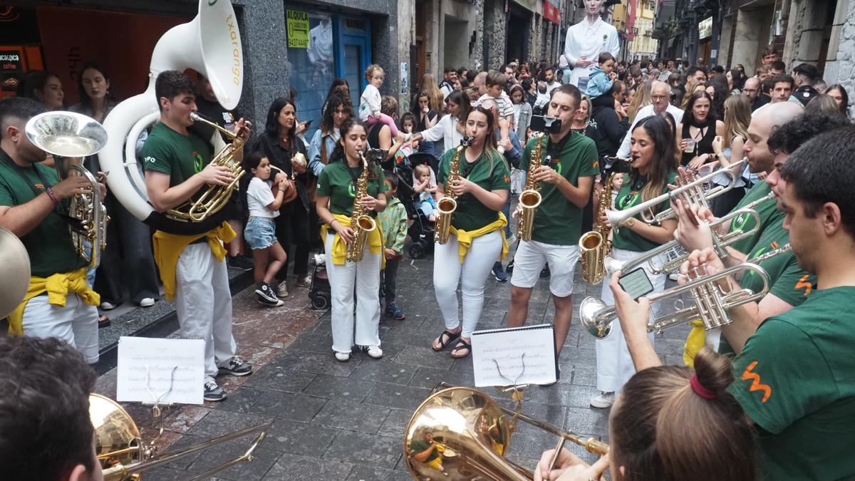 La kalejira de la txaranga Mauxitxa y los gigantes ha sido otra de las cita destacadas de este sábado