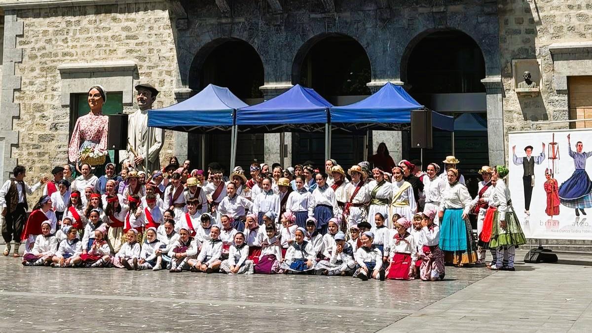 Integrantes de Aiara Dantza Taldea tras su exhibición en la Euskal Jaia de Amurrio en 2025