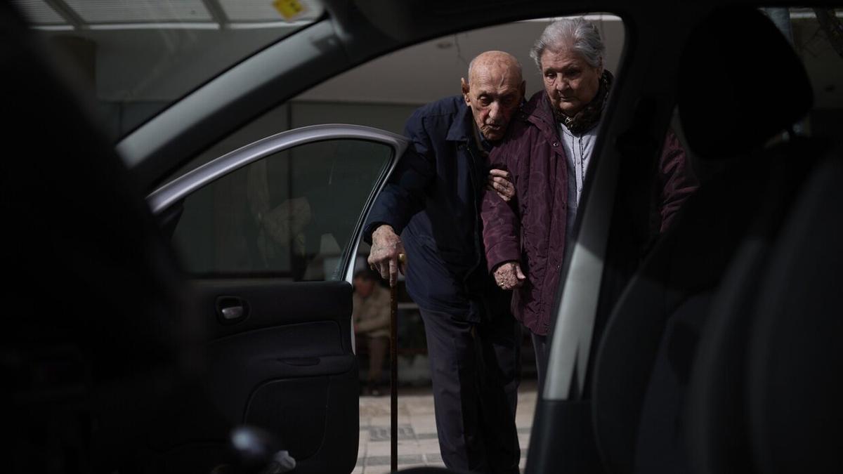 Blas acompaña a María al coche tras la visita al Centro de Salud.