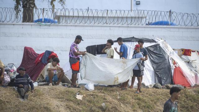 Asentamiento de migrantes en la playa El Trampolín.