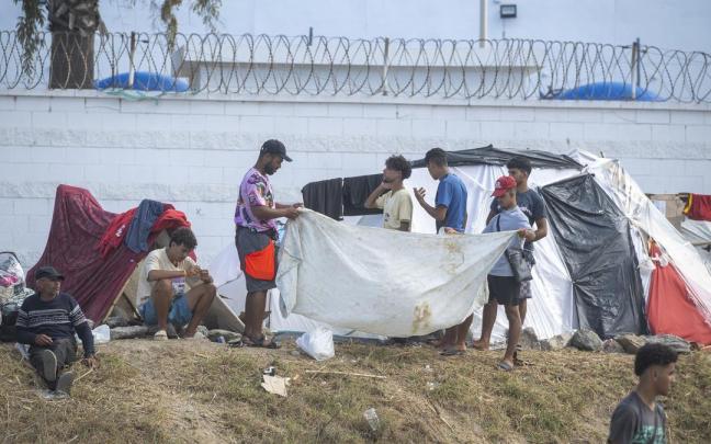 Asentamiento de migrantes en la playa El Trampolín.