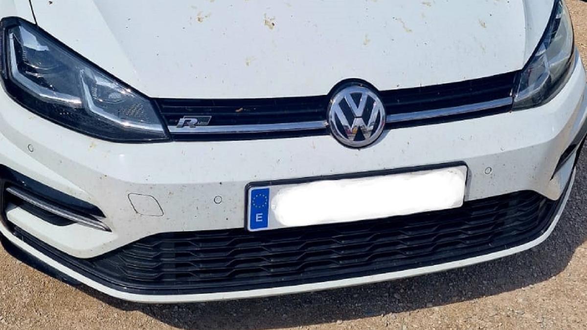 El emblema de un Volkswagen Golf.