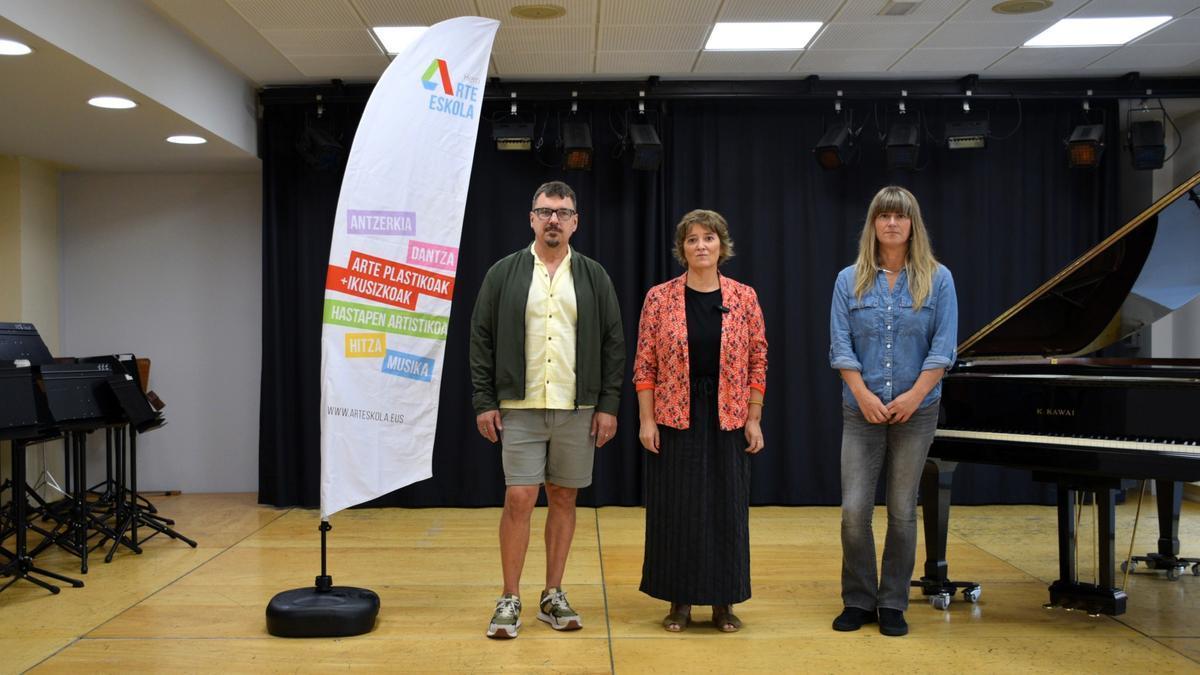 El presidente de HAE, la alcaldesa y la concejala de Política Lingüística.