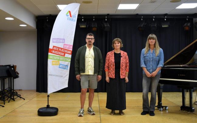 El presidente de HAE, la alcaldesa y la concejala de Política Lingüística.