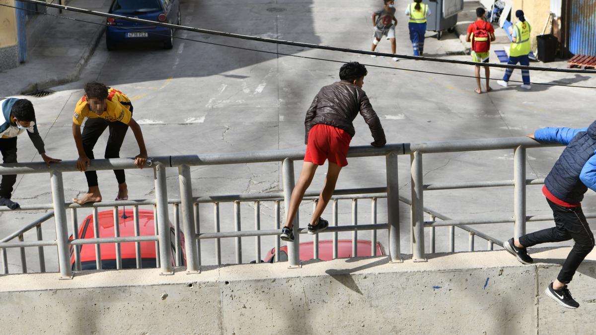 Varios menores tratan de saltar la valla de Melilla.